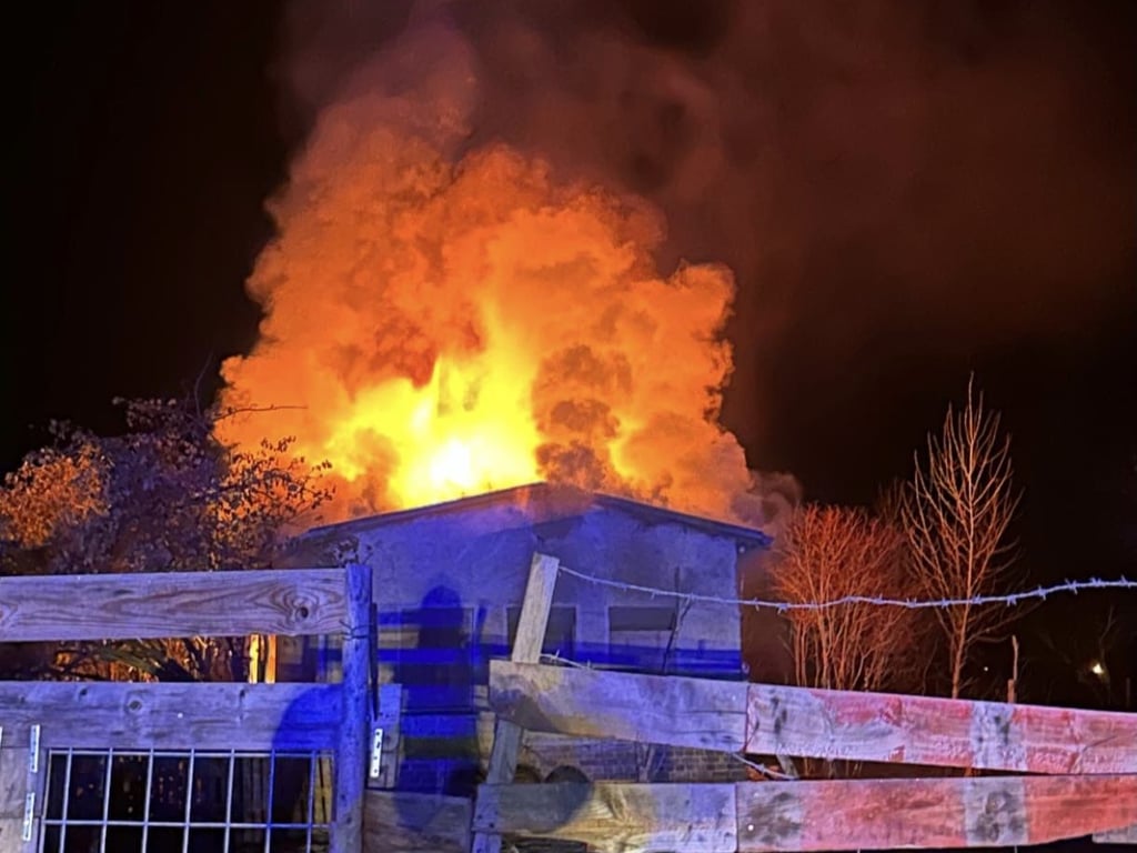 Dieses Foto vom Brand in Beuna postete die Feuerwehr Merseburg im sozialen Netzwerk.