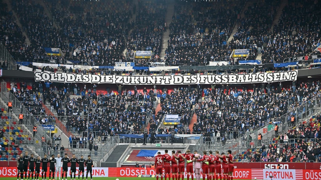 Fußball-Fans in ganz Deutschland haben sich in den Stadien gegen geplante Maßnahmen der Politik gewehrt.