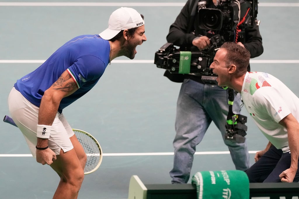 Matteo Berrettini (l) sorgte für Italiens Führung im Davis-Cup-Finale