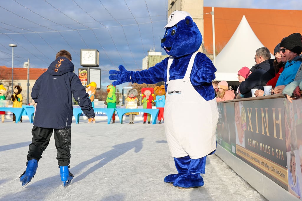 Kufenspaß auf der Eisbahn am Allee-Center in Magdeburg.