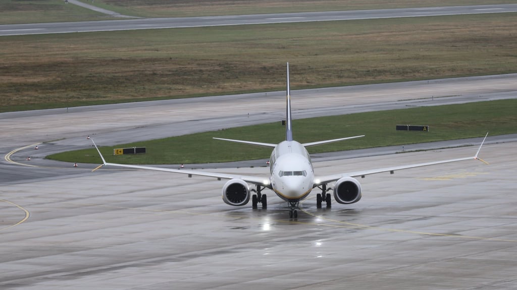 Wegen Blitzeis wurde der Flugbetrieb am Flughafen Köln/Bonn für 45 Minuten unterbrochen. (Symbolfoto)