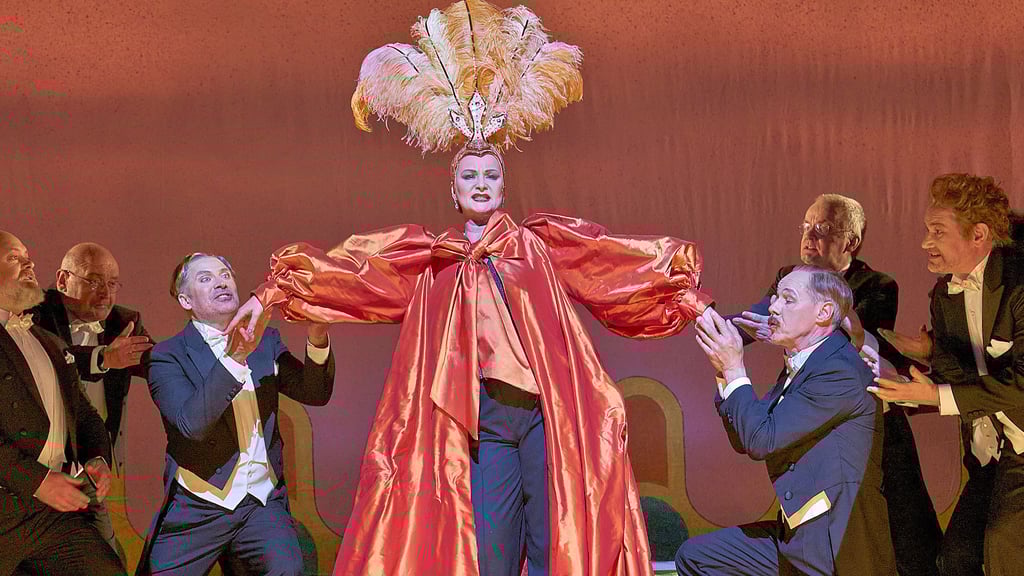 „Ganz ohne Weiber geht die Chose nicht“:  Anke Berndt als Sylva Varescu und der Opernchor Halle
