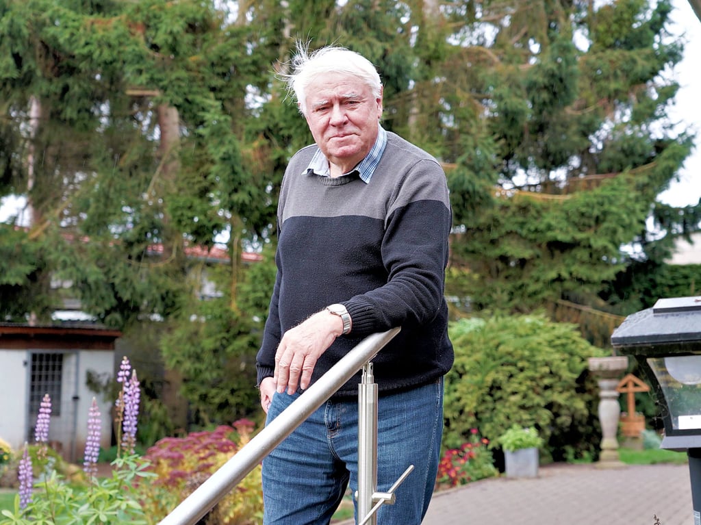 Nimmermüder „Macher“: Der Löbitzer Dieter Glotz, hier im Garten seines Grundstücks, begeht am kommenden Dienstag seinen 78. Geburtstag. 
