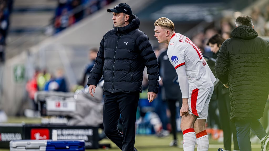 RB-Trainer Ole Werner mit RB-Stürmer Conrad Harder, der gegen Bremen erstmals in einer Leipziger Startelf steht