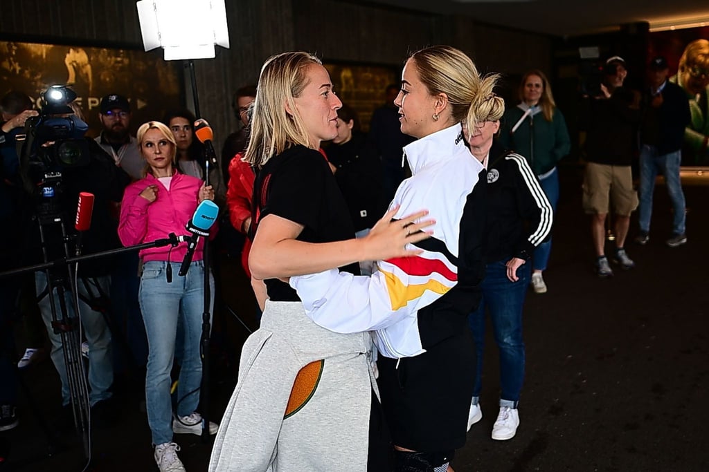 Bayern-Torjägerin Lea Schüller (li.) fehlt Bundestrainer Christian Wück gegen Spanien. (Archivbild)
