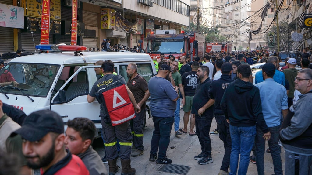 Mitarbeiter des Zivilschutzes am Ort eines israelischen Angriffs im südlichen Vorort von Beirut.