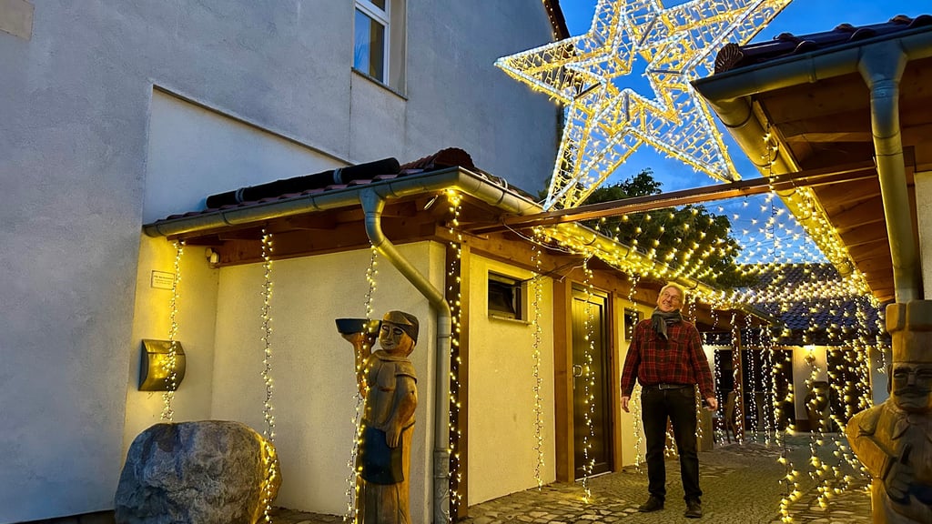 Peter Schondelmaier baut jedes Jahr seine eigene kleine Lichterwelt auf dem Gelände seines Gasthofs in Oschersleben auf. 