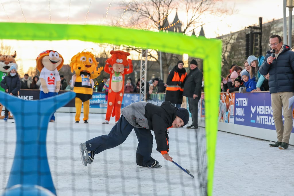 Penalty-Schießen beim Maskottchen-Wettbewerb in Magdeburg.