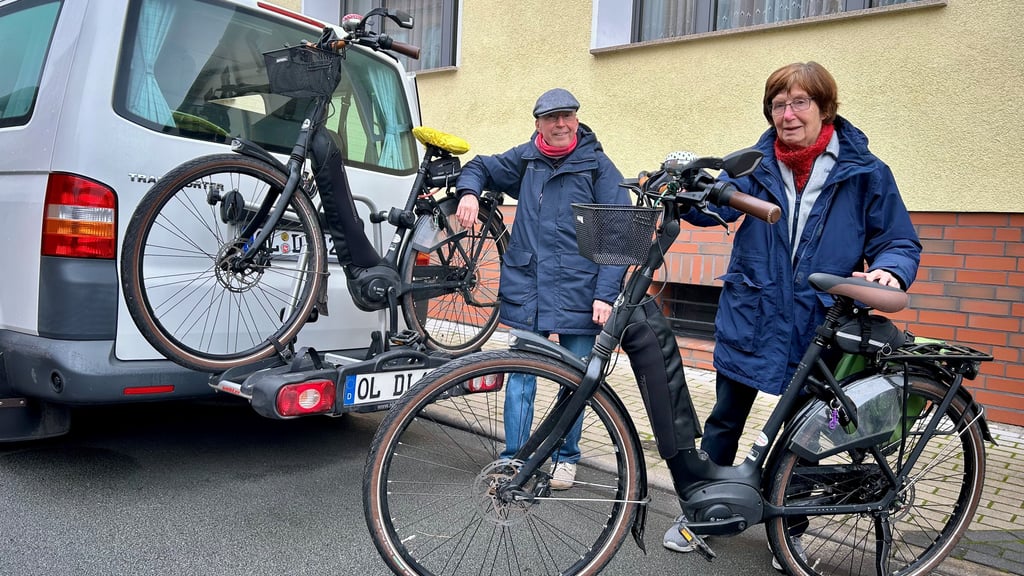 Roland und Erdmuthe Pichler können jetzt mit ihren Fahrrädern zurück nach Oldenburg fahren. Familie Zinn aus Calvörde hat sie so lange beschützt. 