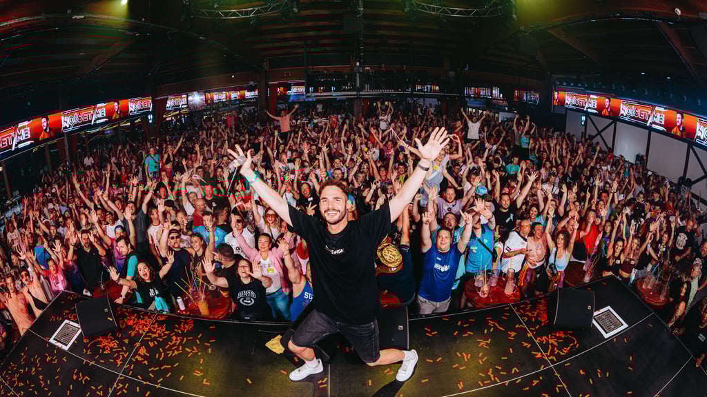 Der Hallenser Florian Weidner tritt als DJ „Noisetime“ im Bierkönig auf Mallorca auf.