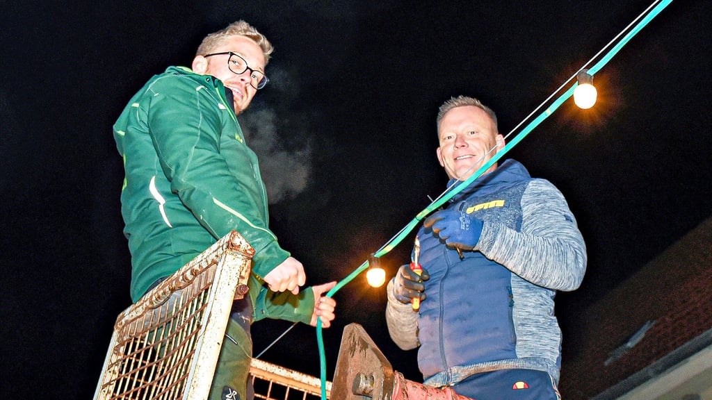 Lucas Gallinat (links) und Daniel Hauer halfen am vergangenen Donnerstagabend mit, die Lichterkette im Breiteweg aufzuhängen. Sie sorgt in der Vorweihnachtszeit wieder für eine stimmungsvolle Atmosphäre in der Egelner Innenstadt.  Darum kümmert sich  in jedem Jahr der Verein „Zusammen für Egeln“ (ZfE). 