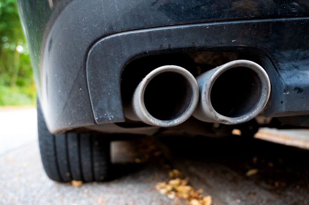 Nach einer Serienattacke auf Auspuffrohre von Fahrzeugen hat die Staatsanwaltschaft neue Erkenntnisse. (Symbolfoto)