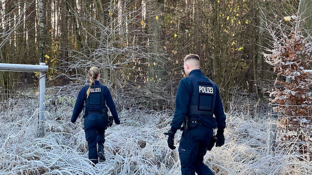 Polizisten suchen bei einem Einsatz in einem Wald nach einem vermeintlichen Känguru.