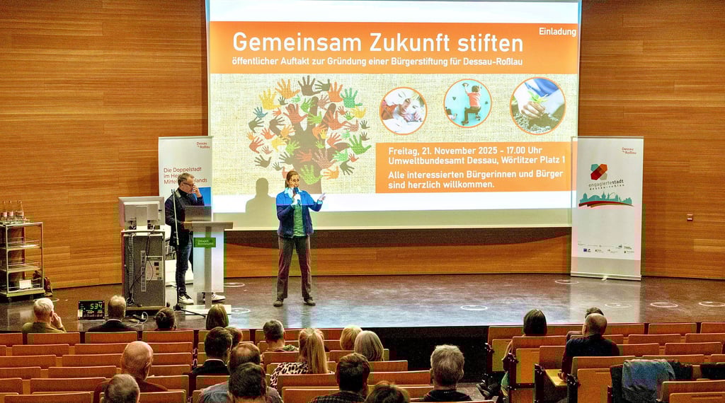 Auf Einladung des „Stadtlabors“ kamen  interessierte Dessau-Roßlauer im Umwelbudnesamt zusammen, um sichüber eine Bürgerstiftung zu informieren.