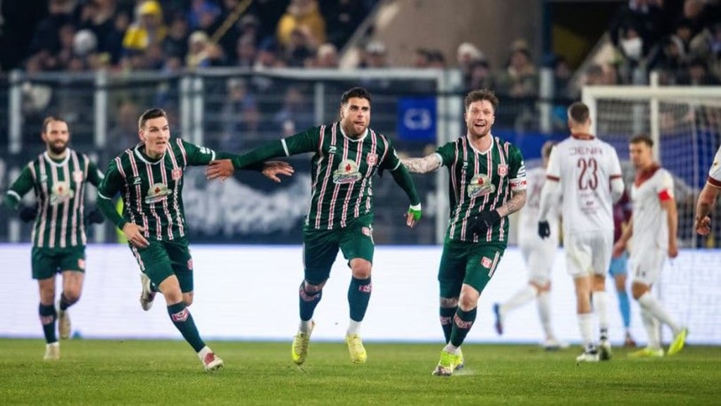 Malek Fakhro (M.) sprintete nach seinem Führungstreffer für den HFC bei Carl Zeiss Jena in die Arme von Trainer Robert Schröder. Es war ein Liebesbeweis. 