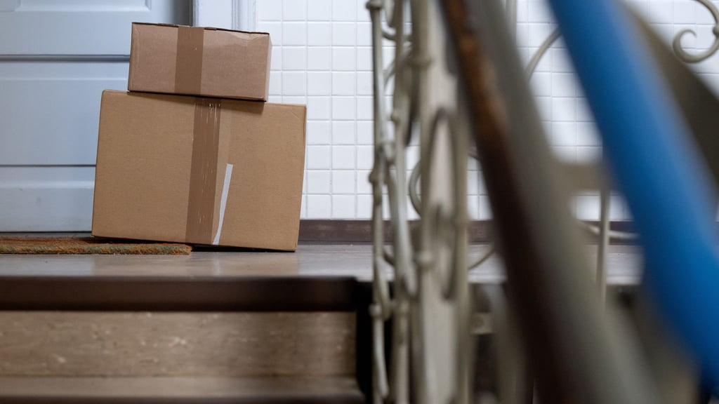 Der Mann soll elektronische Geräte aus Paketen genommen und weiterverkauft haben. (Symbolbild)