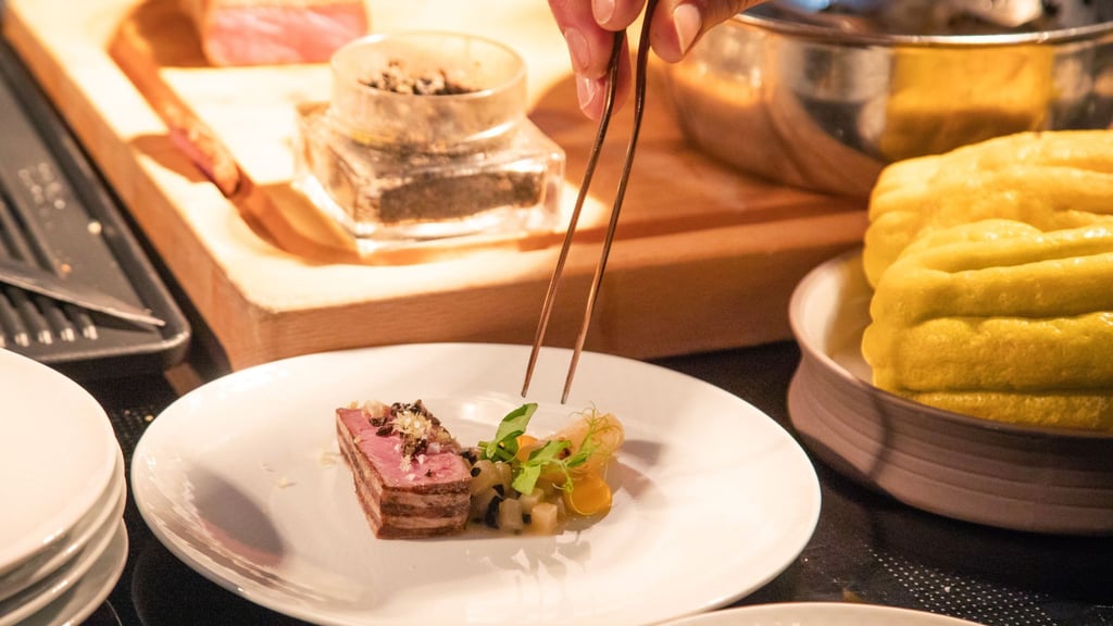 Bei Sterneköchen wird der Teller zur Leinwand. Das geht auch daheim. Beim Spiel mit Farben und Komponenten sollten Portionen filigran platziert werden, gern auch mit Pinzette. So wird der Teller zum Kunstwerk, der Koch zum Künstler.