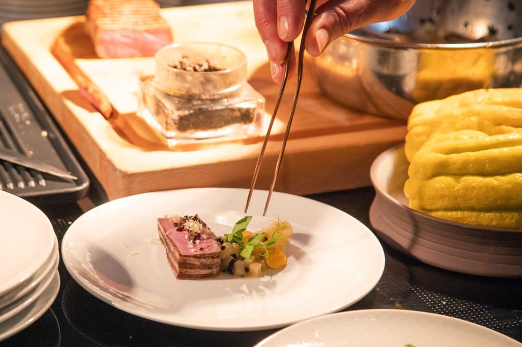 Bei Sterneköchen wird der Teller zur Leinwand. Das geht auch daheim. Beim Spiel mit Farben und Komponenten sollten Portionen filigran platziert werden, gern auch mit Pinzette. So wird der Teller zum Kunstwerk, der Koch zum Künstler.