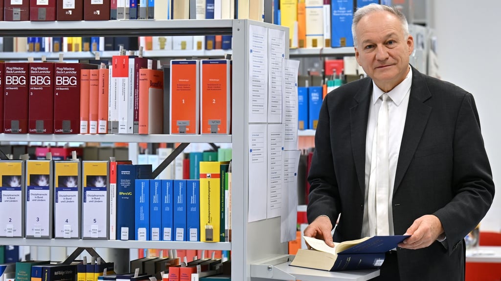 Borowsky möchte seine Dienstzeit gerne verlängern, darf aber nach der aktuellen Gesetzeslage nicht.