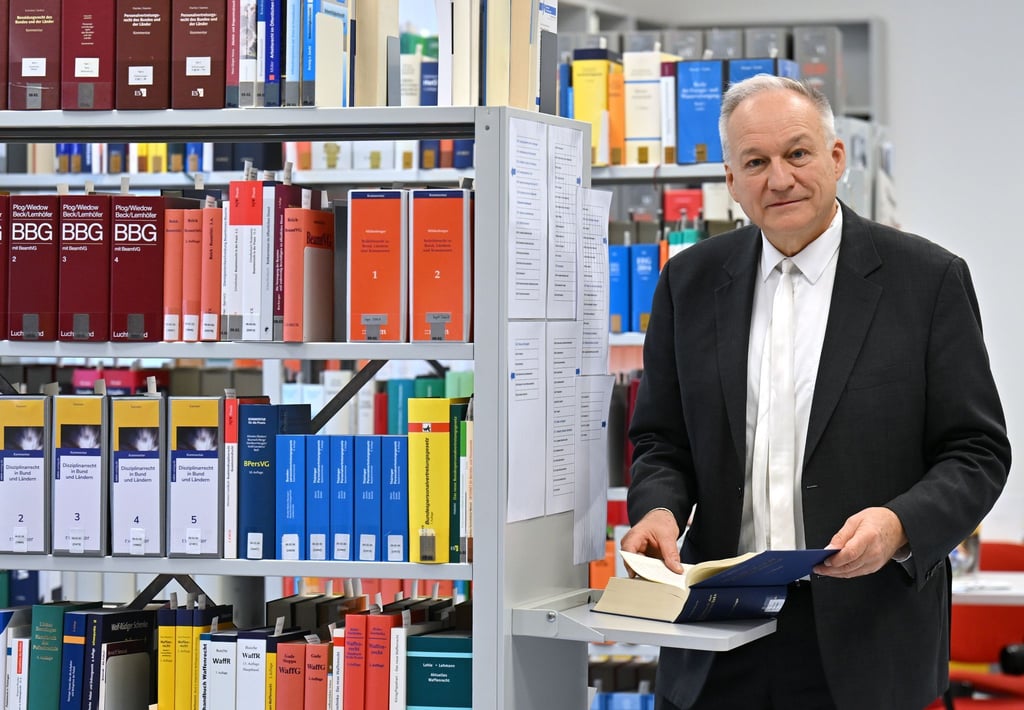 Borowsky möchte seine Dienstzeit gerne verlängern, darf aber nach der aktuellen Gesetzeslage nicht.