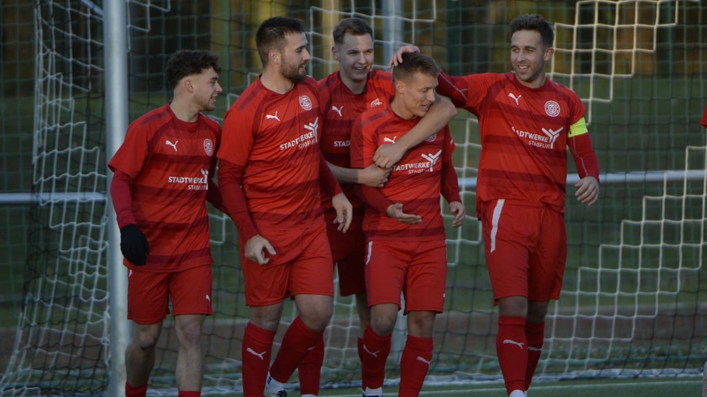 Rico Hentrich, Florian Schmidt-Daul, Robert Lampe (v.l.) und Kapitän Maximilian Moye gratulierten Matthias Lieder zu seinem Doppelpack.