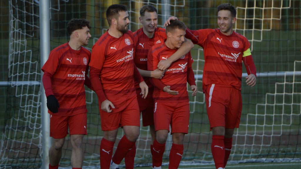 Rico Hentrich, Florian Schmidt-Daul, Robert Lampe (v.l.) und Kapitän Maximilian Moye gratulierten Matthias Lieder zu seinem Doppelpack.