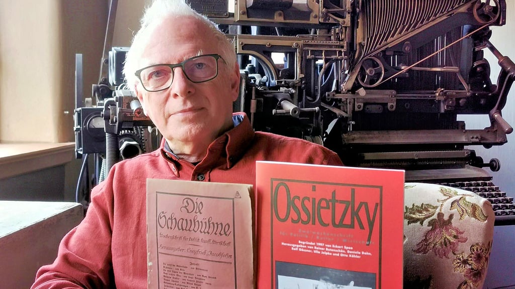 Matthias Berger mit einer Original-Schaubühne, dem Ur-Vater des Ossietzky.