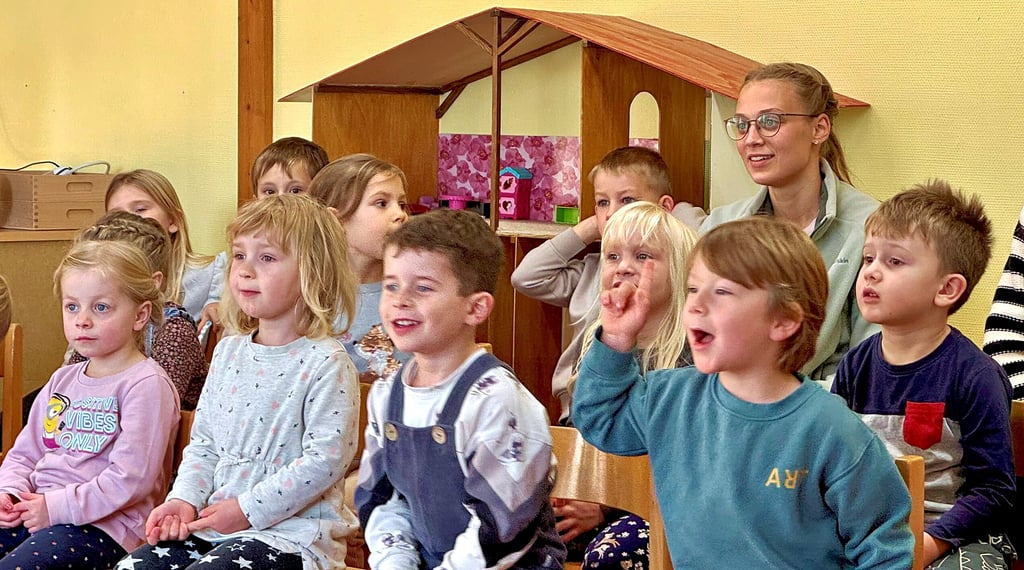 Beim Bundesweiten Vorlesetag gehen die Kinder der   Jessener  Kita „Koboldmühle“ bei den  spannenden Geschichten  voll mit.  
