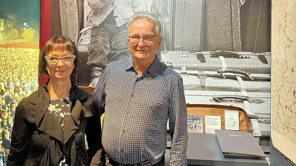 Monika und Dietrich Lembke im Leipziger „Zeitgeschichtlichen Forum“ vor einem der Koffer, den sie bei Ihrer Ausreise aus der DDR nutzten.
