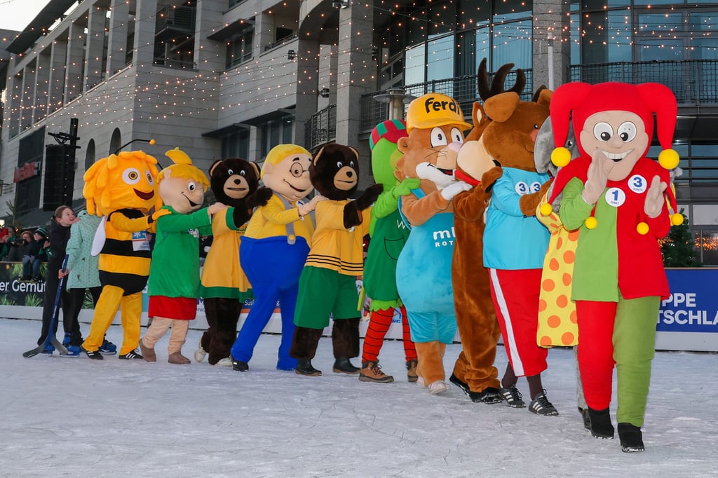 Auf der Eisbahn am Magdeburger Allee-Center gab es bei der Maskottchen-Weihnachts-Challenge Spiel und Spaß für die ganze Familie.