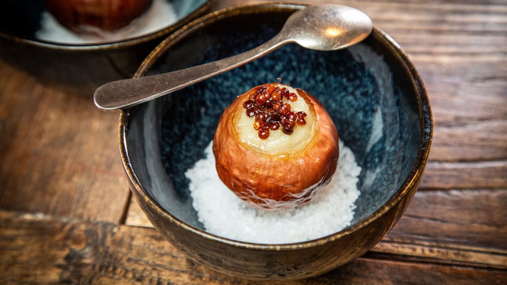 Diese Vorspeise schindet Eindruck: Die Zwiebel wird langsam bei niedriger Temperatur eingekocht und dann gefüllt. Getoppt wird sie mit Linsen und auf einem Bett aus Meersalz serviert.