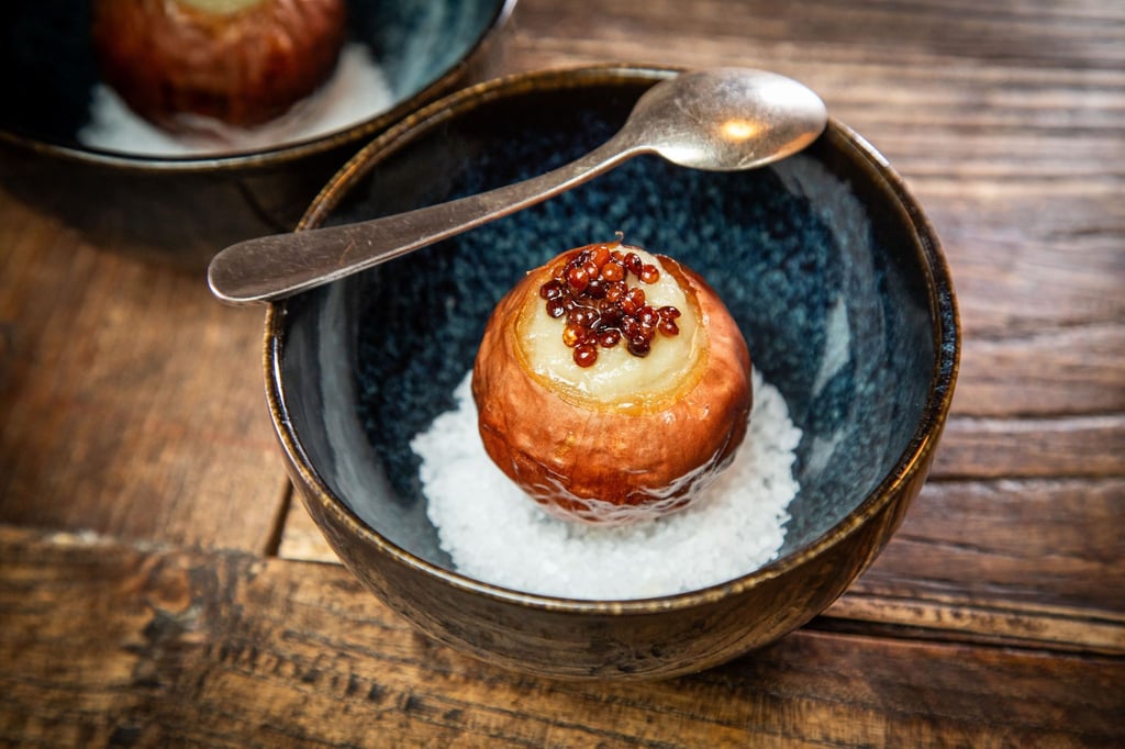 Diese Vorspeise schindet Eindruck: Die Zwiebel wird langsam bei niedriger Temperatur eingekocht und dann gefüllt. Getoppt wird sie mit Linsen und auf einem Bett aus Meersalz serviert.