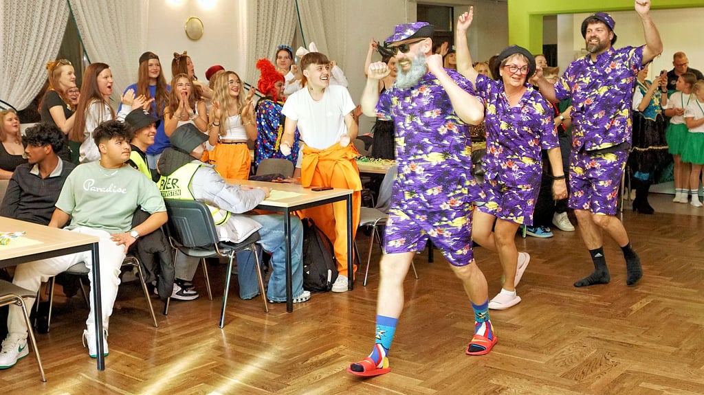 Viel Spaß hatten die Neunt- und Zehntklässler vor allem beim Showtanz ihrer Lehrer, hier drei von ihnen beim Ausmarsch. 