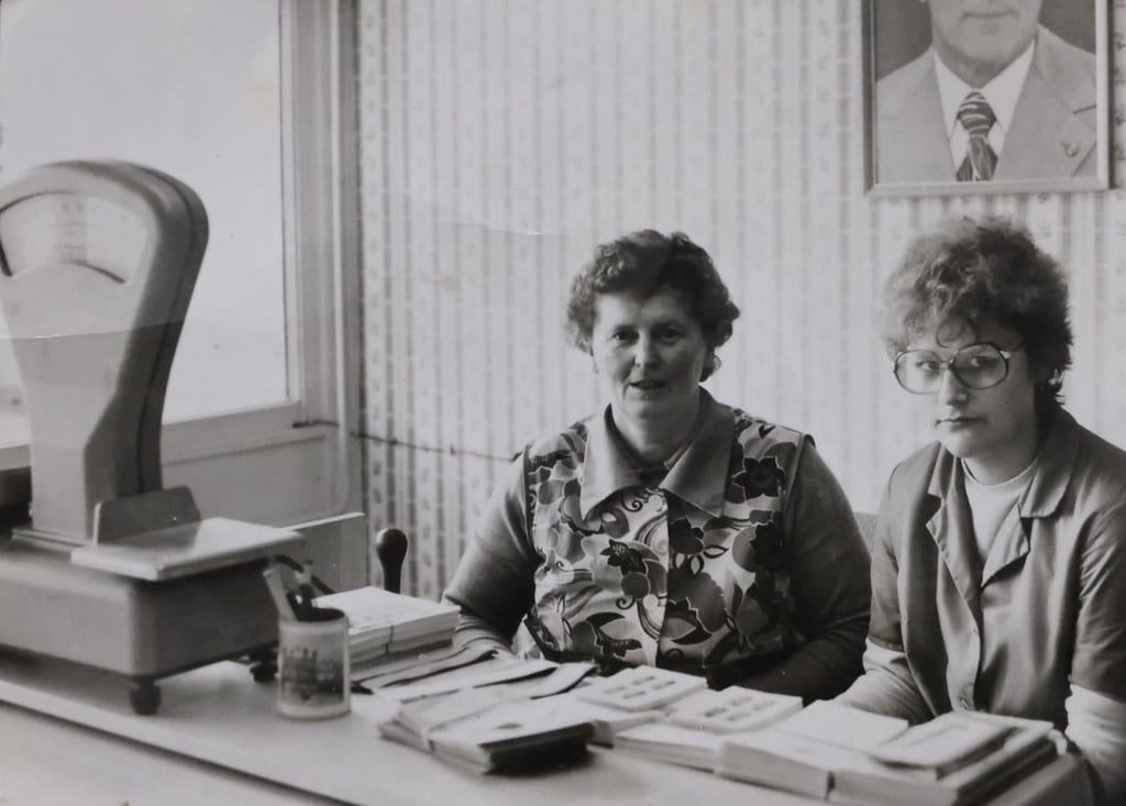 Mit privaten Kittelschürzen: Walter Segnitz hat zur Anfangszeit Brigitte Seifert (links) und eine Kollegin in der neuen Poststelle fotografiert. Das Honecker-Porträt ist im Original nicht vollständig.