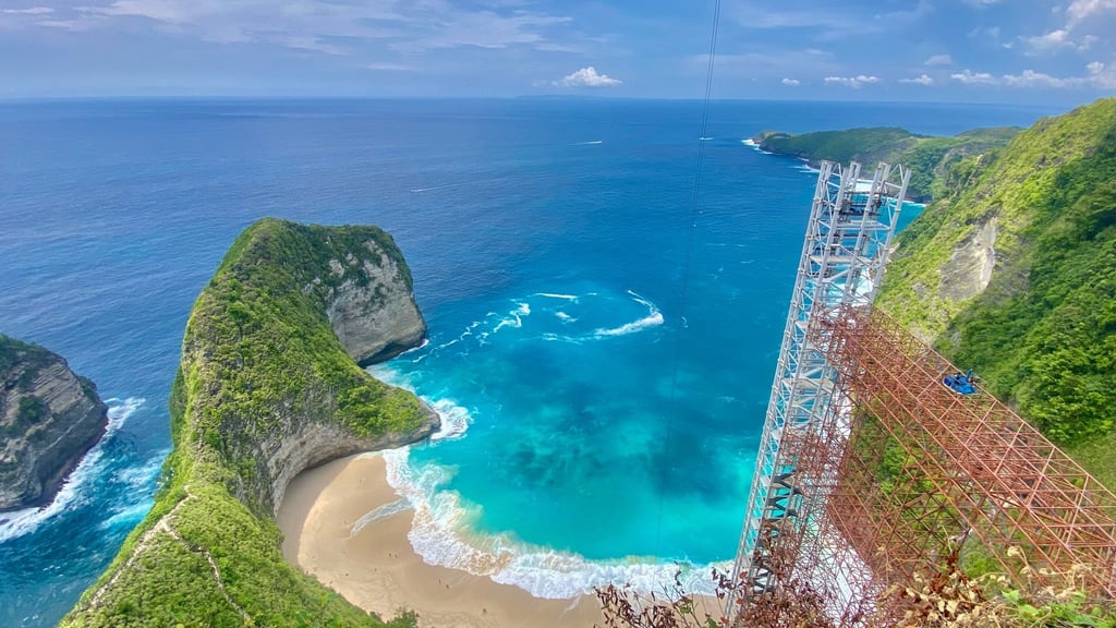 Der Kelingking Beach mit dem T-Rex-Felsen ist ein weltbekanntes Fotomotiv - aber der halbfertige Bau des Glasaufzugs verschandelt den Ausblick. Nun soll er wieder abgerissen werden.