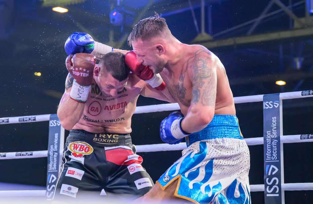 Artur Reis und Mateusz Tryc (l.) lieferten sich beim Duell um den Euro-Titel der WBO im Halbschwergewicht lange Zeit eher einen  Ringkampf.