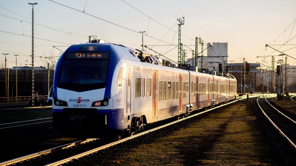Die Bundespolizei ermittelt gegen den Pfandsammler nun wegen gefährlichen Eingriffs in den Bahnverkehr. (Symbolbild)