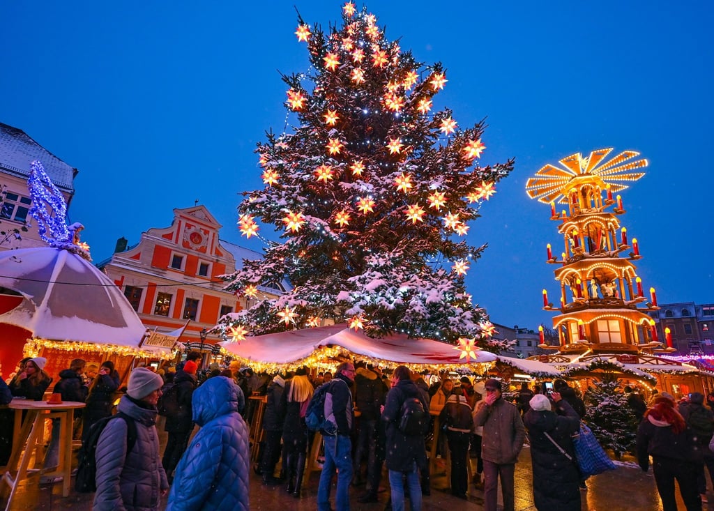 Der Cottbuser Weihnachtsmarkt ist für seine vielen leuchtenden Sterne bekannt. (Archivbild)