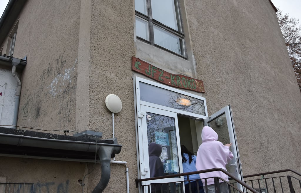 Das Gebäude, in dem sich das Jugendfreizeitzentrum befindet, stammt aus tiefsten DDR-Zeiten und ist außen unsaniert.