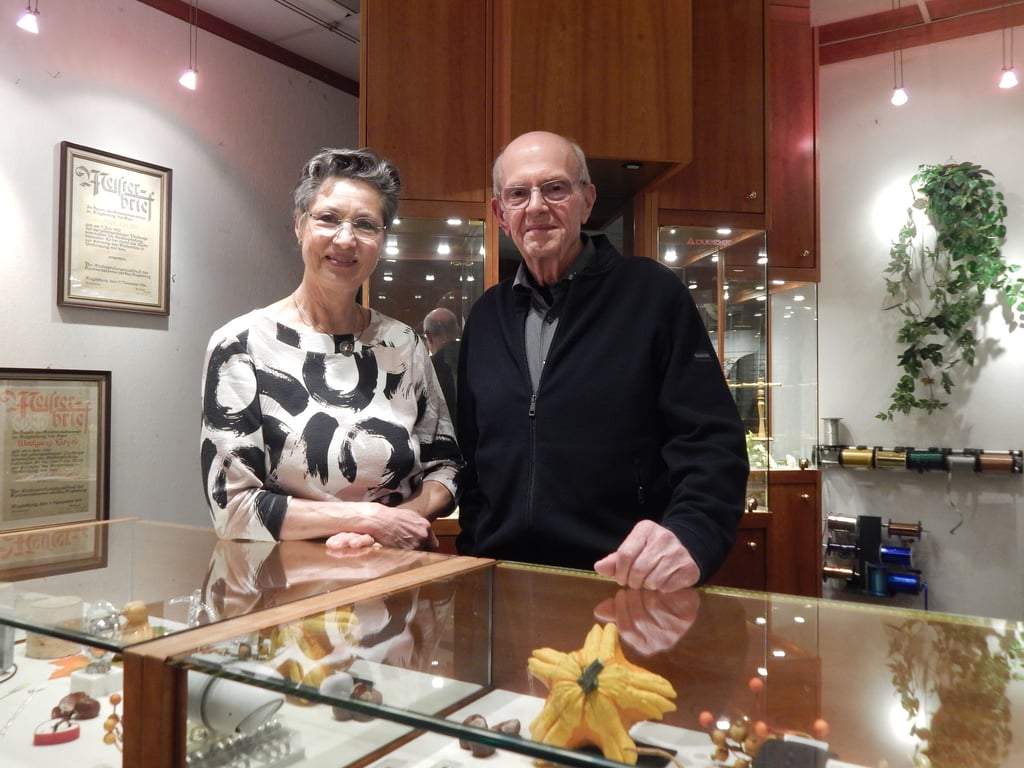 Wolfgang Beyer hat vor 50 Jahren seinen Meisterbrief als Uhrenmacher gemacht. Jetzt wurde er mit dem goldenen Meisterbrief ausgezeichnet. Zusammen mit seiner Frau Ingeburg hat er das gleichnamige Geschäft.