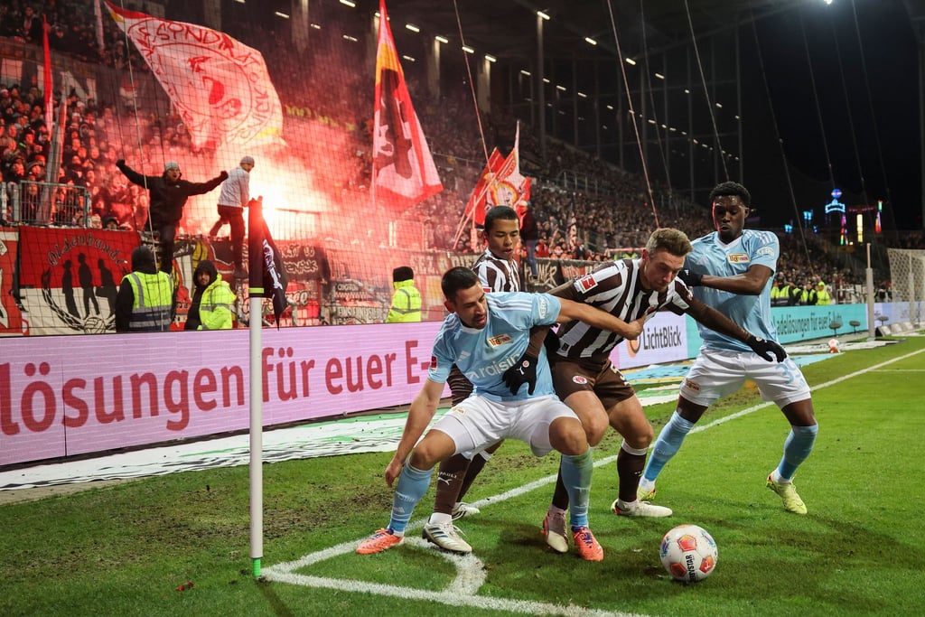 Viel Einsatz: Rani Khedira (l) und Derrick Köhn (r) von Union Berlin im Kampf um den Ball mit Hauke Wahl und Joel Chima Fujita vom FC St. Pauli.