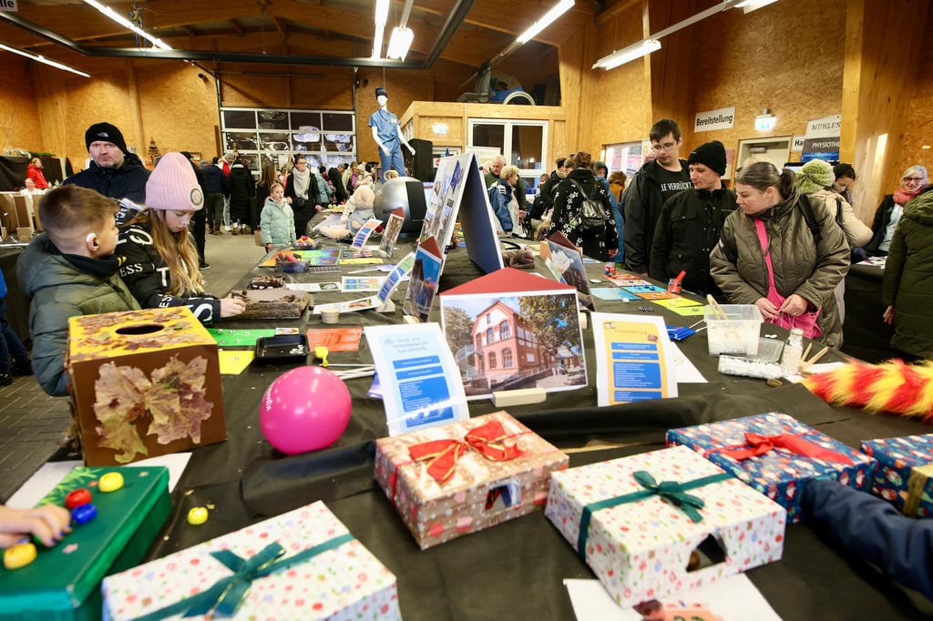 In der Halle gibt es Ausstellungen und Aktionen.