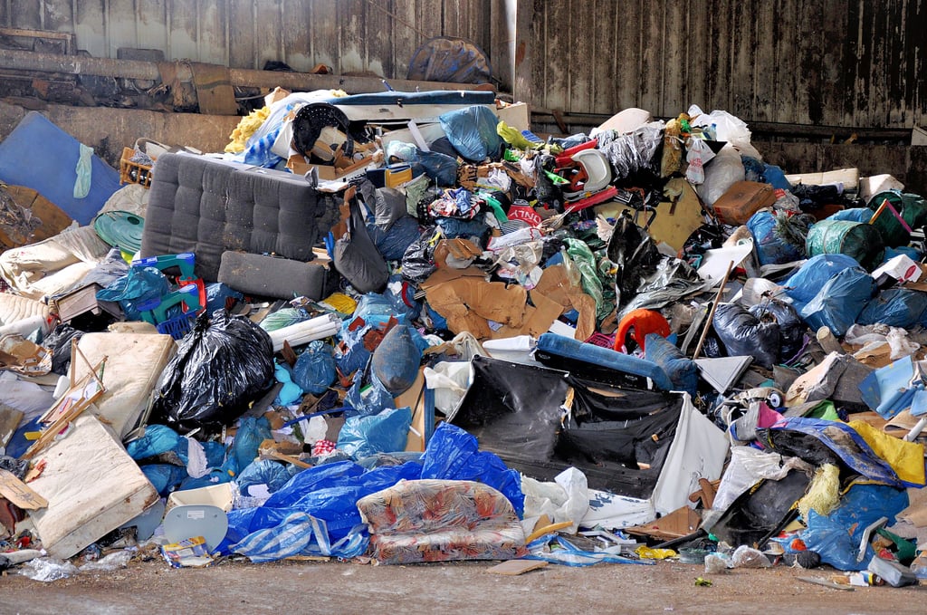 Auf dem Recyclinghof in Stendal sammelt sich der Müll in einer großen Halle. 