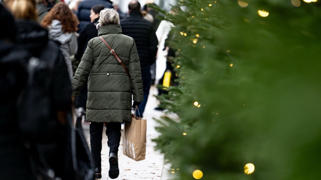 Die Konsumlaune in Deutschland ist derzeit schlecht - der Handelsverband Berlin-Brandenburg hofft aber auf ein „stabiles“ Weihnachtsgeschäft. (Archivbild)