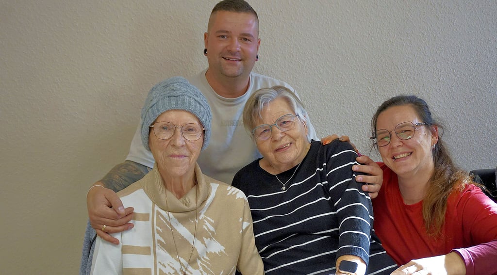 Elfriede Brames (links) und Gisela Leberecht haben  Daniel Seese und Nicole Tänzer vom Seniorentreff in  Röblingen fest in ihr Herz geschlossen. 