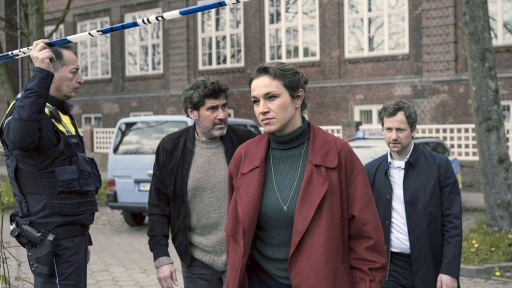 Ein neuer Fall für Kommissarin Katharina Tempel. Gemeinsam mit ihrem Chef Georg König (2.v.l.) und ihrem Mann Volker ist sie auf dem Weg zum Tatort.