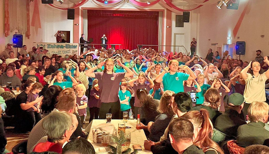 170 Tänzer aus dem Stadtgebiet von Zahna-Elster präsentieren in einer großen Gala ihr Können vor begeisterten Zuschauern. 