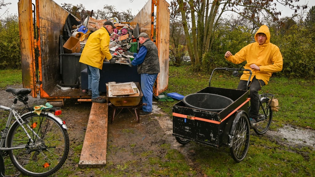 Die Kleingärtner der Sparte Schulze 13 bei der Aufräumaktion am großen Müllcontainer.