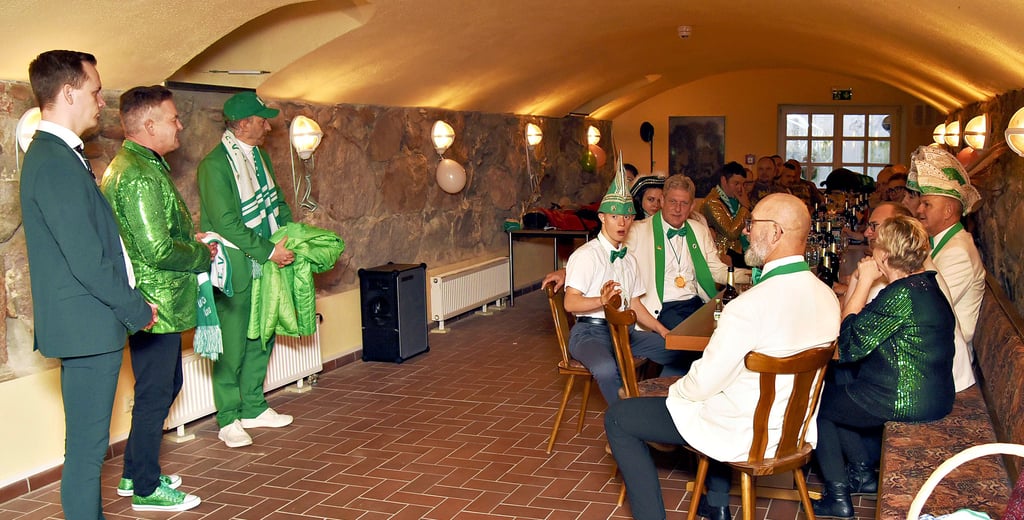 Am 11.11. nehmen die Jecken des Klötzer Karnevalvereins den Ratskeller in Beschlag und werden von Bürgermeister Alexander Kleine begrüßt.