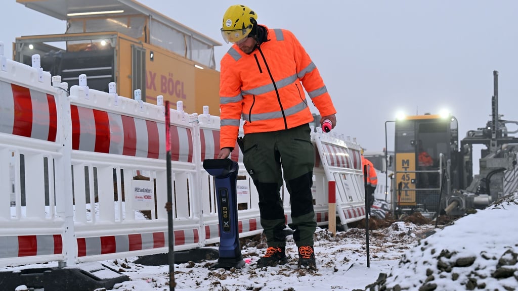 Bauleute arbeiten an einer Horizontalbohrung für die Stromtrasse Suedlink bei Wasungen.